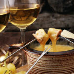 Quel est l'ingrédient principal de la fondue savoyarde ?