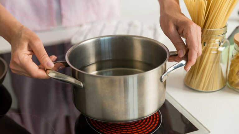 Quelle différence entre plaque de cuisson vitrocéramique et induction ? Quelle différence entre plaque de cuisson vitrocéramique et induction ?