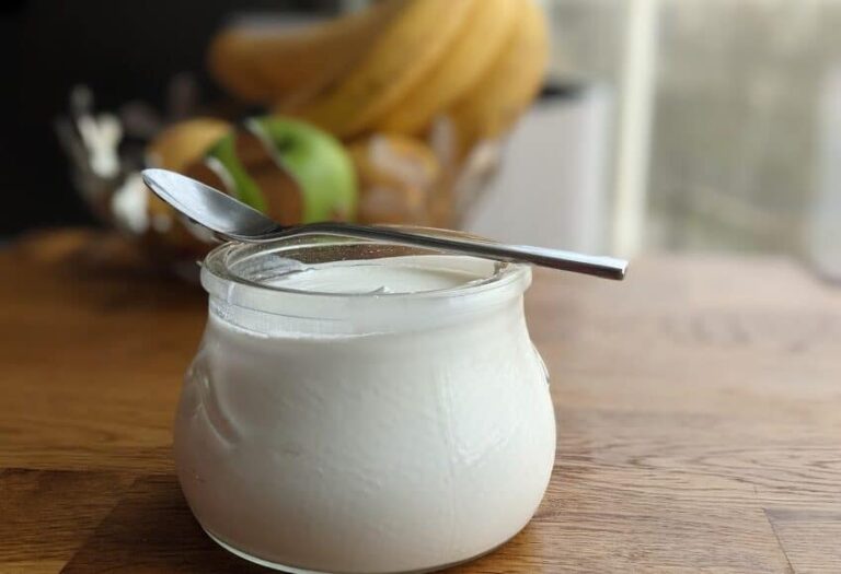 Quelle différence entre un yaourt grec et un yaourt normal ?