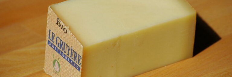 Quelle est la différence entre le gruyère français et le gruyère suisse ?
