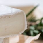 Quelle est la différence entre un fromage laitier et un fromage fermier ?