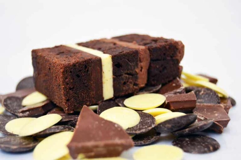 Quelle est la différence entre le glaçage et la ganache ? Quelle est la différence entre une ganache et une ganache montée ?