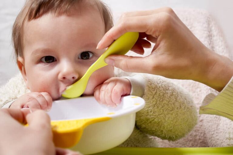Quelle quantité doit manger un bébé de 12 mois ? Quelle quantité doit manger un bébé de 12 mois ?