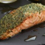 Quelles herbes sur le saumon au four ?
