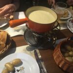 Qu'est-ce qu'on mange avec la fondue savoyarde ?