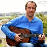 Qui fait parti d'un tout mots fléchés ?