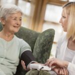 Qui l'aide synonyme ?