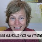 Qui reste silencieux synonyme ?