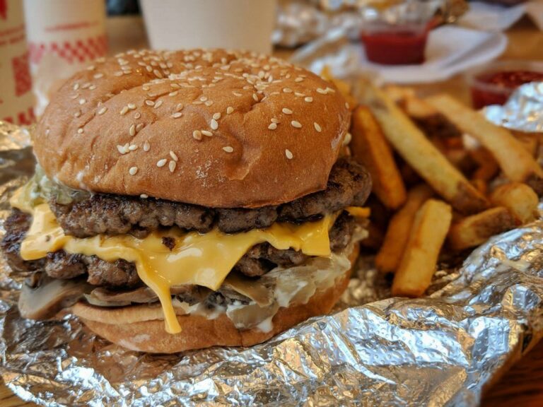 What comes on a Bacon Cheeseburger from Five Guys?
