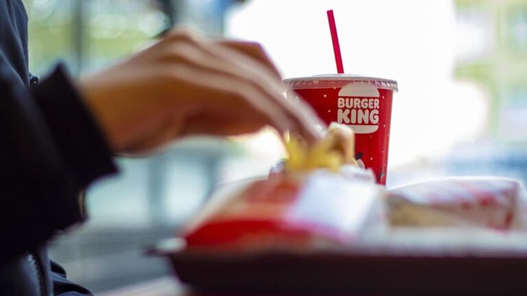 Burger King sort un Whopper avec 2 buns identiques pour le mois de la Pride ! Burger King sort son «Pride Whopper» pour le mois des Fiertés !