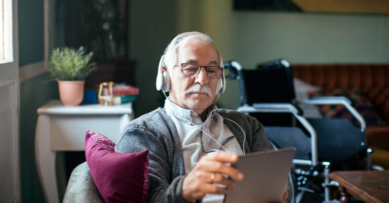 Chercheurs travaillant sur la technologie d’épissage de gènes CRISPR pour aider à traiter la démence, la SLA