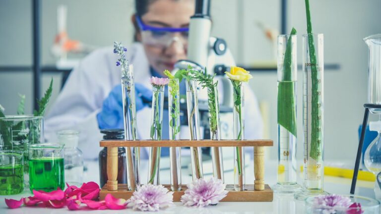 DSM Firmenich, le nouveau géant de la parfumerie et de la nutrition La R&D est le domaine prioritaire commun du suisse Firmenich et du néerlandais DSM qui fusionnent.