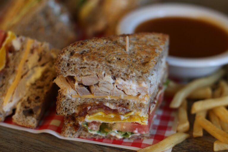 De quoi est fait un sandwich au steak?