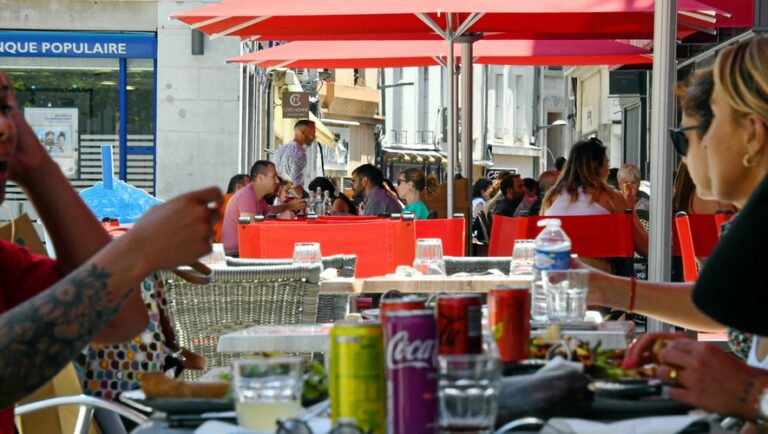 Rodez : De plus en plus de restaurants et de terrasses fleurissent sur la place de la ville