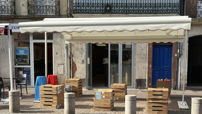 Toulouse : Avant d’ouvrir, ce restaurant a installé une terrasse en carton