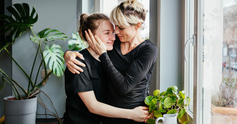 Une nouvelle recherche met en évidence la meilleure façon pour les parents de soutenir leurs enfants LGBTQ