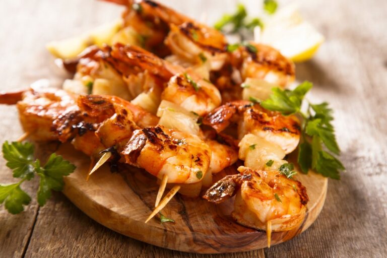 Comment assembler les brochettes de crevettes ?