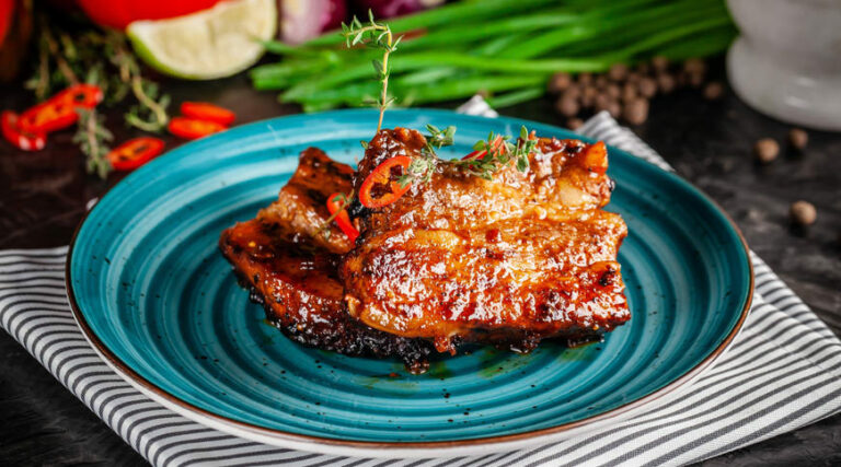 Comment faire des côtes de porc glacées au miel ?