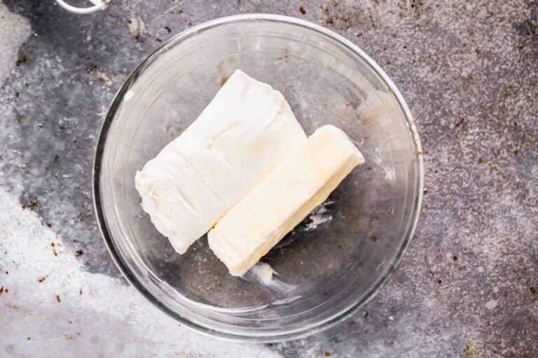 Comment faites-vous du glaçage au fromage à la crème pour les biscuits au sucre?
