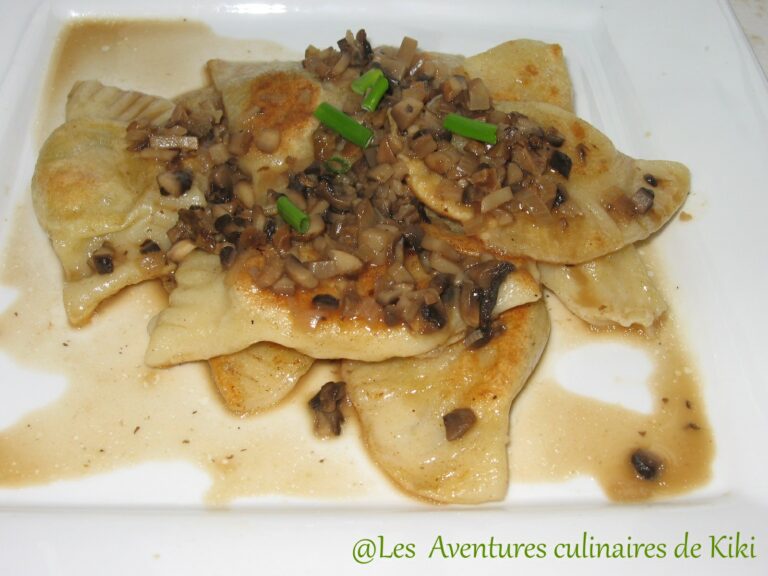 Comment les pierogies sont-ils traditionnellement servis ?