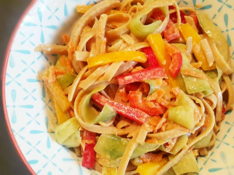 De quoi est faite la sauce aux nouilles ivre ?