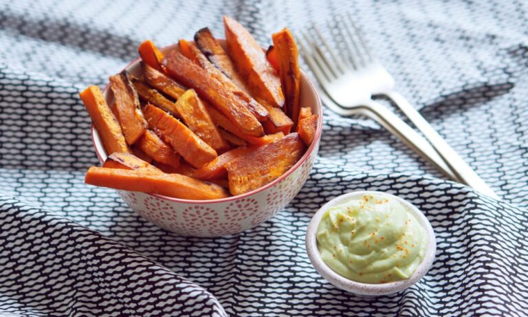 Est-ce que les patates douces brunissent quand vous les épluchez ?