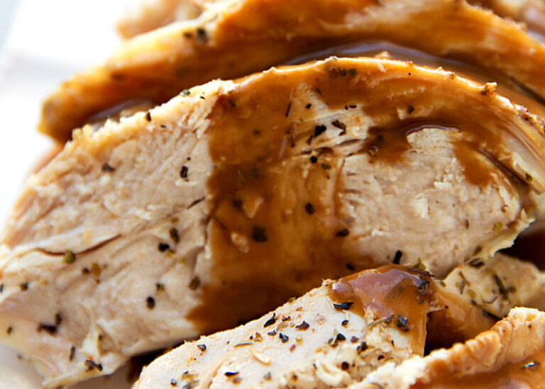 Est-il préférable de cuire un rôti à feu vif ou à feu doux dans une mijoteuse ?