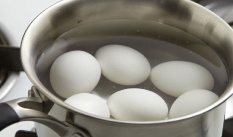 Mettez-vous des œufs dans une casserole de brocoli?
