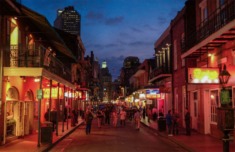 Pourquoi Bourbon Street est-il célèbre ?