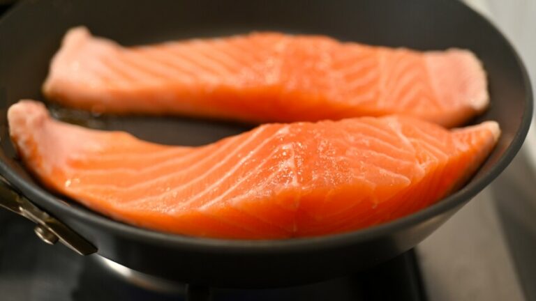 Pouvez-vous faire cuire du saumon sur une poêle à frire?