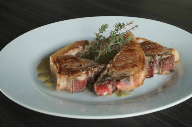 Puis-je mettre de la viande crue dans une friteuse à air?