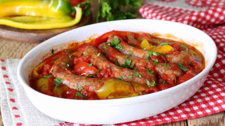 Que mangez-vous avec des saucisses et des poivrons?