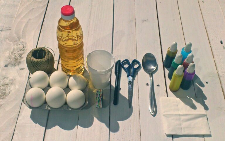 Que pouvez-vous utiliser pour teindre les œufs en plus du colorant alimentaire ?