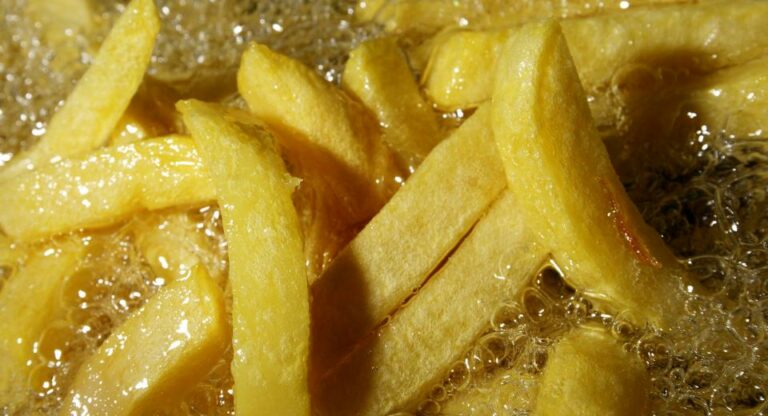 Quelle huile utilisez-vous pour faire frire les chiens de maïs?