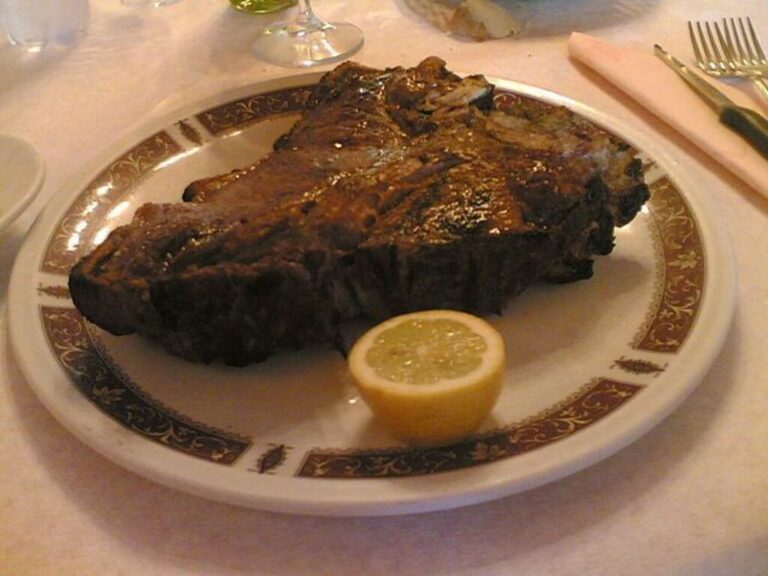 Qu’est-ce qui est traditionnellement servi avec un steak ?