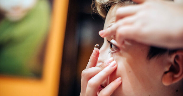 Les lentilles de contact réutilisables peuvent augmenter le risque d’infection oculaire rare évitable
