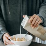 Quel est le meilleur pour votre santé ? cropped shot of young asian mother preparing royalty free image 1664977475