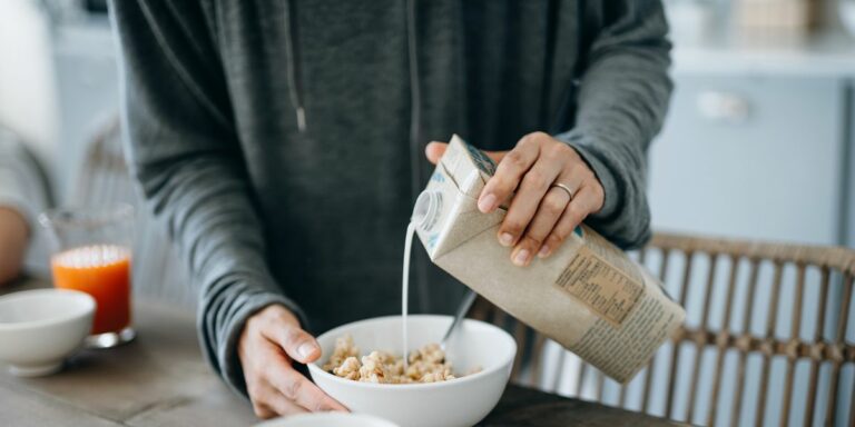 Quel est le meilleur pour votre santé ? cropped shot of young asian mother preparing royalty free image 1664977475
