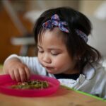 Manger avec plaisir de tout entre 4 et 6 mois