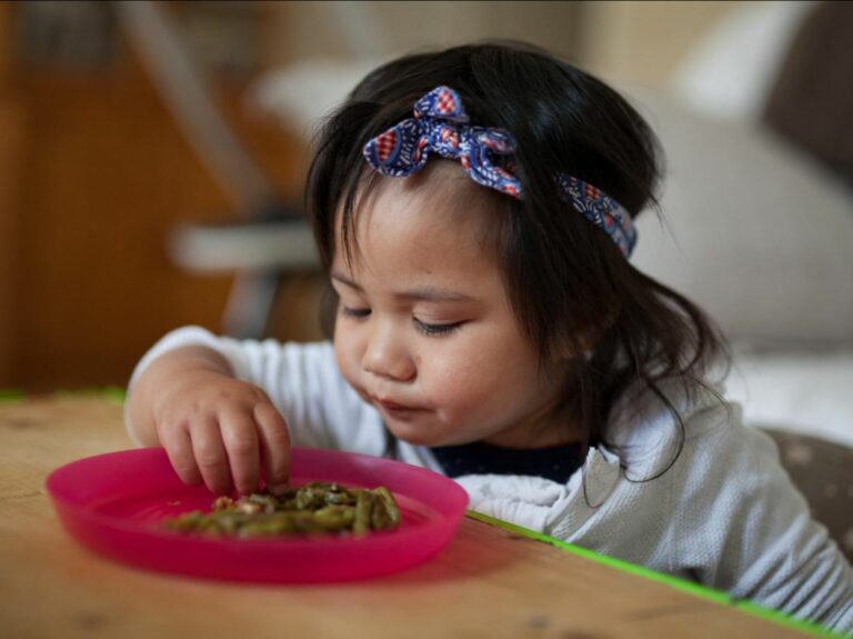 Manger avec plaisir de tout entre 4 et 6 mois