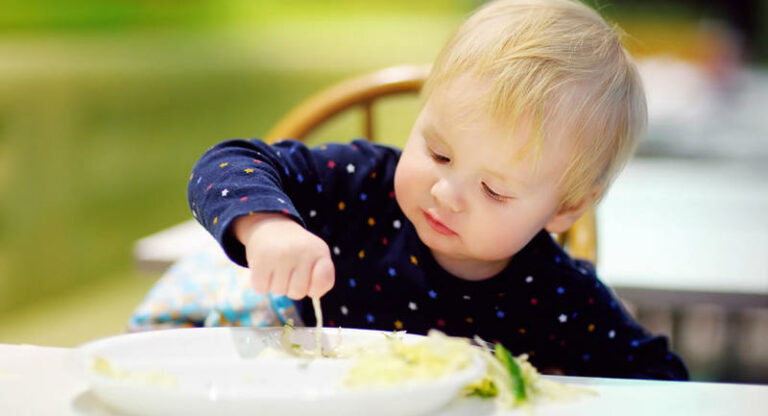 L’apport en lipides des jeunes enfants est encore insuffisant enfant repas